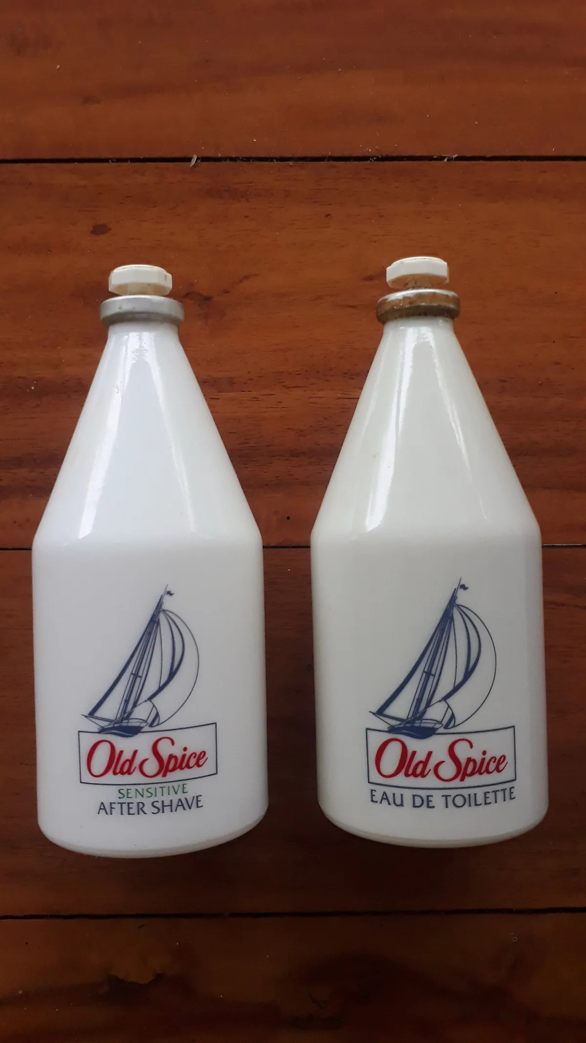 Fľaše vody po holení a toaletnej vody Old Spice Original s plachetnicou na obale
