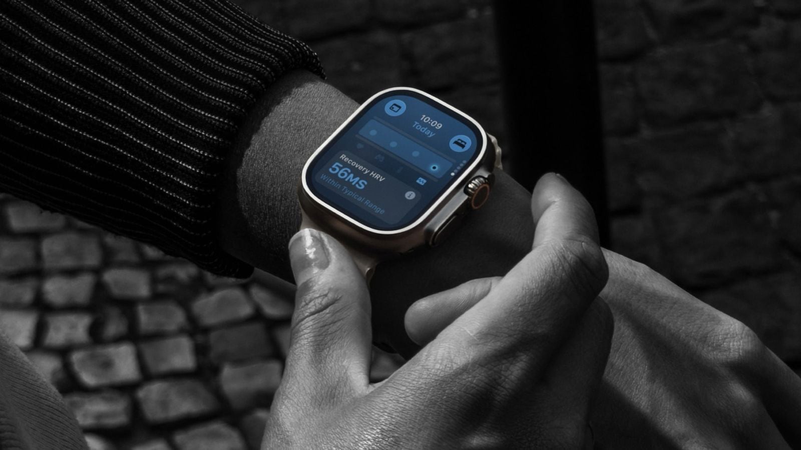 Apple Watch Ultra 4 na zápästí používateľa zobrazujú hodnotu Recovery HRV