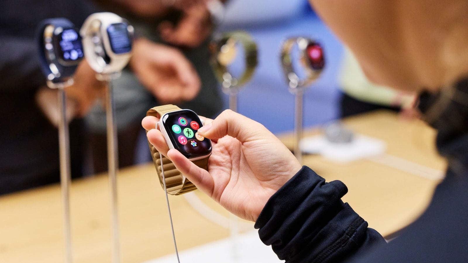 Zákazník si prezerá funkcie Apple Watch Series 12 v predajni Apple Covent Garden