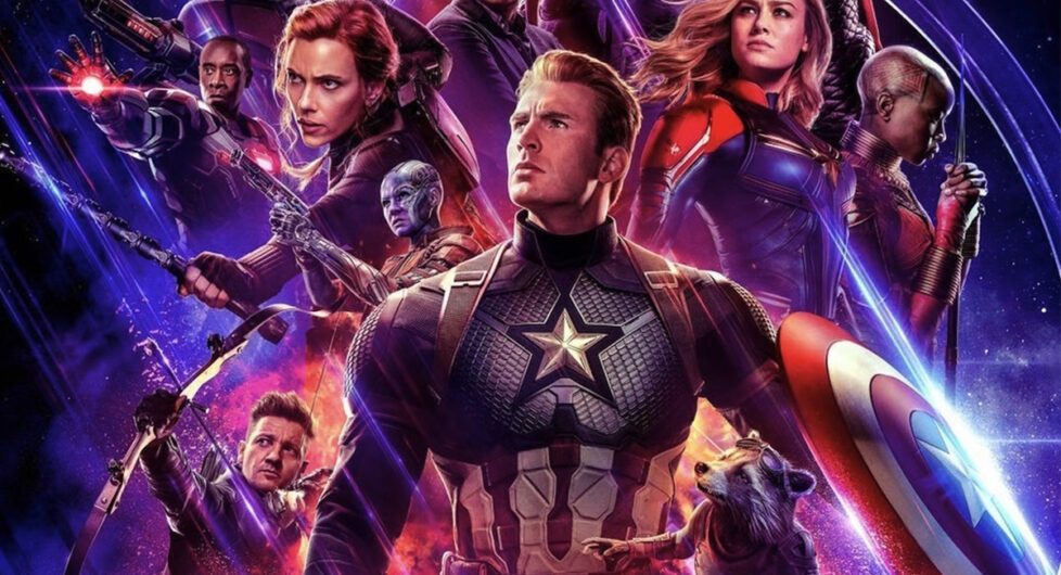 Plagát filmu Avengers: Endgame s Captainom Amerikou a ďalšími hrdinami