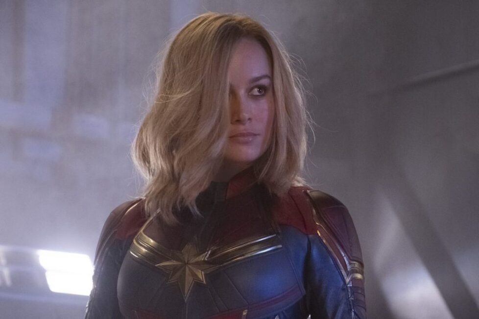Captain Marvel v kostýme, film sa odohráva v 90. rokoch